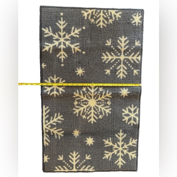 33” x 20.25” gray loop rug with with snowflakes - Picture 3 of 4